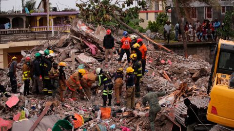 Rescatistas en la búsqueda y rescate de víctimas y sobrevivientes del terremoto en Haití.