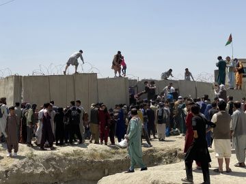 Activistas critican a la Administración Biden por “abandonar” a miles en Afganistán elegibles para visas