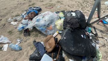 Documentos personales de migrantes tirados en la basura junto al muro fronterizo en Texas.