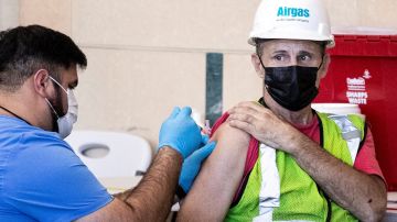 Los Angeles (United States), 02/08/2021.- Morgan gets vaccinated against coronavirus in Union Station amid a rise of the number of Covid-19 cases in Los Angeles, California, USA, 02 August 2021. (Estados Unidos) EFE/EPA/ETIENNE LAURENT
