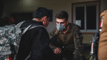 Soldados y marines ayudan al Departamento de Estado Soldados en la evacuación  en Afganistán.