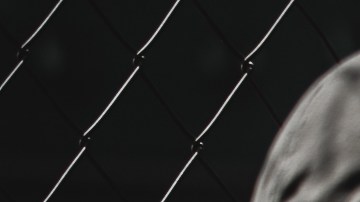 Militares de EE.UU. ayudan a los evacuados en el aeropuerto de Kabul.