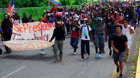 Migrantes centroamericanos salen Tapachula con destino a Estados Unidos.