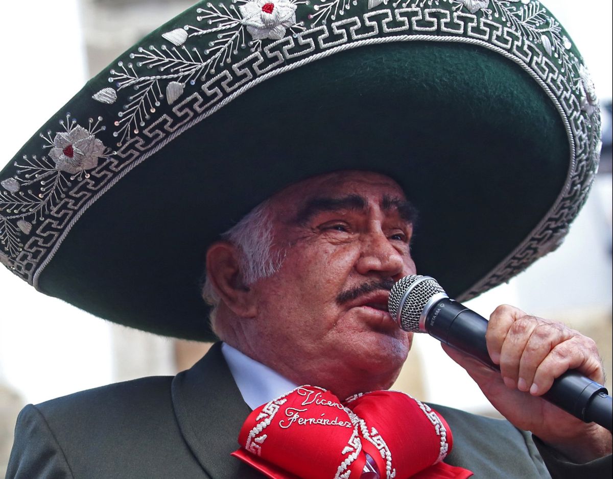 Vicente Fernández’s doctor reveals that the singer arrived at the hospital without mobility in his arms and legs