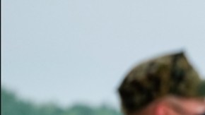 El presidente Joe Biden, acompañado de altos cargos del gobierno, reciben los cuerpos de los 13 militares asesinados en Afganistán