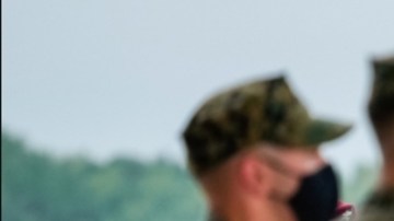 El presidente Joe Biden, acompañado de altos cargos del gobierno, reciben los cuerpos de los 13 militares asesinados en Afganistán