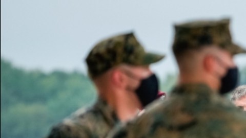 El presidente Joe Biden, acompañado de altos cargos del gobierno, reciben los cuerpos de los 13 militares asesinados en Afganistán
