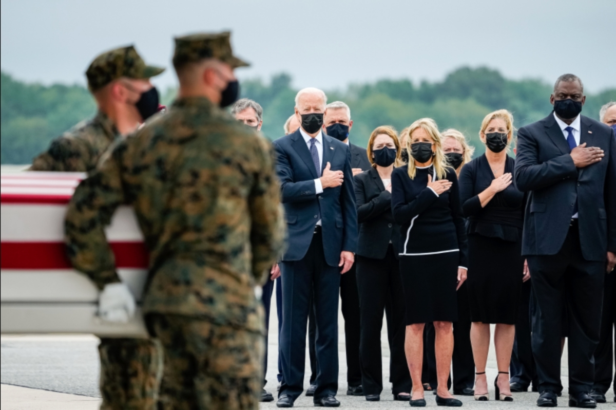 Joe Biden honors the 13 soldiers killed in Afghanistan