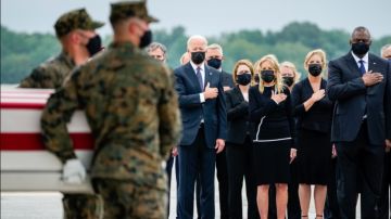El presidente Joe Biden, acompañado de altos cargos del gobierno, reciben los cuerpos de los 13 militares asesinados en Afganistán