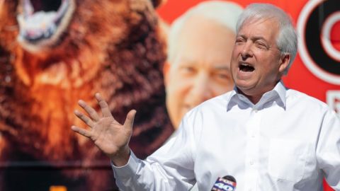 El candidato John Cox, de 66 años, en un evento en Sacramento. / foto: Anne Wernikoff - CalMatters.