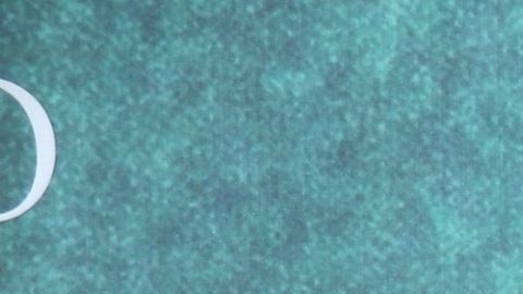 Camila Sodi presume su nueva cabellera azul posando con diminuto bikini tejido