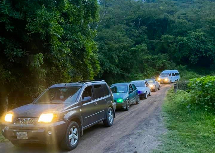 Caravana hacia la vacunación por la barranca de Chichila