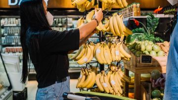 Compras de fruta en supermercado