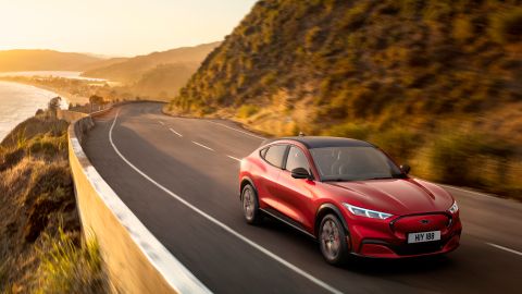 Foto del Mustang Mach-E en plena carretera