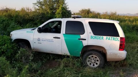 FOTO: Cae pollero que llevaba 10 migrantes en vehículo de la Patrulla Fronteriza clonado