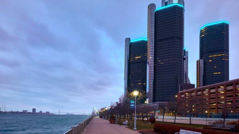 Foto del edificio de General Motors en el centro de Detroit durante la noche}