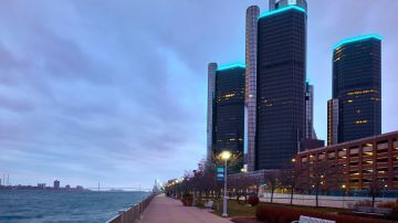 Foto del edificio de General Motors en el centro de Detroit durante la noche}