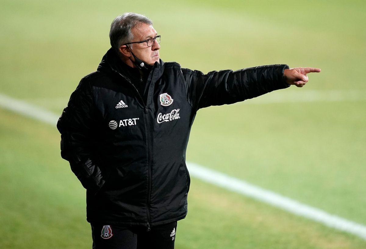 WIENER NEUSTADT, AUSTRIA - MARCH 30: Gerardo Martino, Head Coach of Mexico gives team instructions during the International Friendly match between Costa Rica and Mexico at the Wiener Neustaedter Stadion on March 30, 2021 in Wiener Neustadt, Austria. Sporting stadiums around Austria remain under strict restrictions due to the Coronavirus Pandemic as Government social distancing laws prohibit fans inside venues resulting in games being played behind closed doors. (Photo by Christian Hofer/Getty Images)