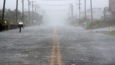 Fred puede causar inundaciones repentinas por sus fuertes lluvias.