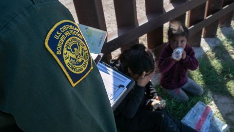 El número de niños migrantes continúa en aumento en la frontera.