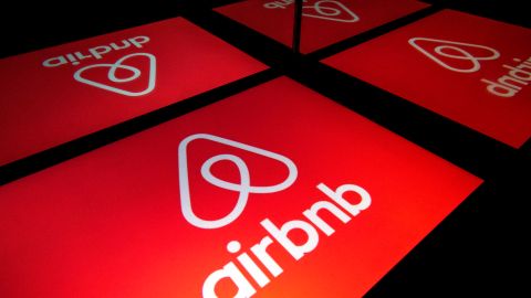 Airbnb anuncia que ofrecerá alojamiento gratuito a 20,000 refugiados afganos