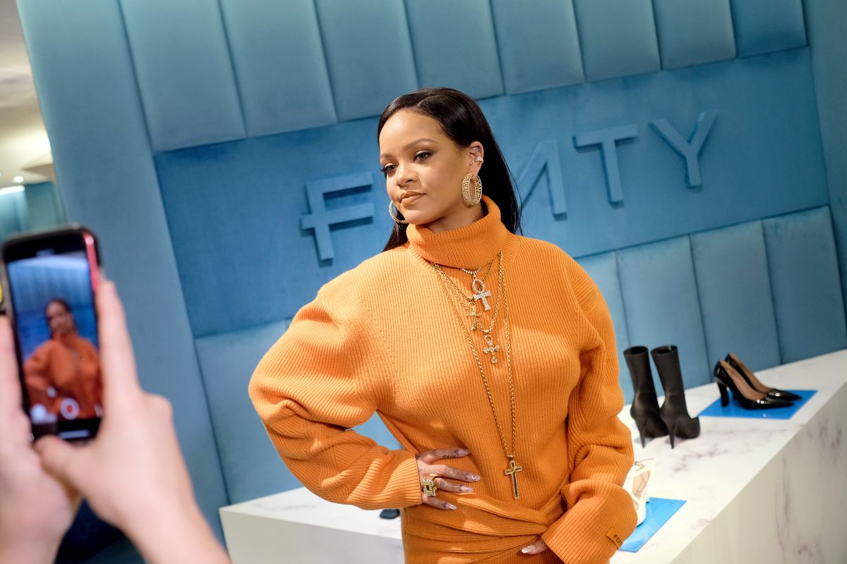 Rihanna is officially a billionaire and not just for singing