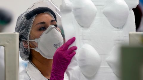 La diferencia entre usar mascarillas de tela, N95 o KN95 para combatir la COVID-19-GettyImages-1214448929.jpg