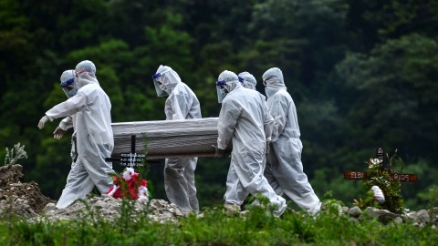 Casos y muertes por Covid-19 están regresando a niveles no vistos desde enero.