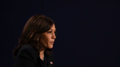 La vicepresidenta Kamala Harris enfrenta bajos niveles de popularidad.