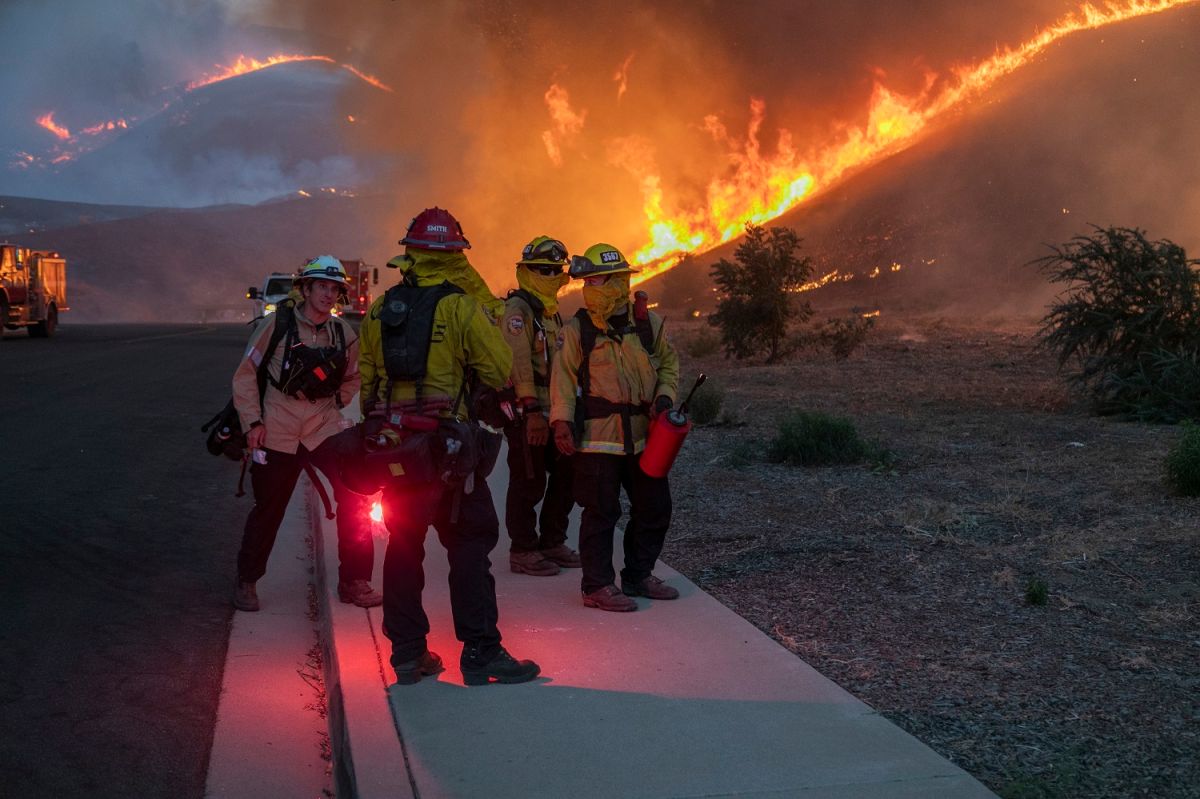 Bomberos intentan contener un incendio en California en octubre de 2020.