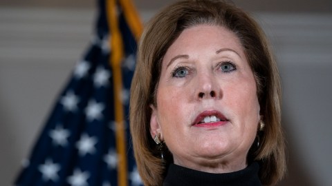 Sidney Powell está entre los abogados pro-Trump sancionados en Michigan.