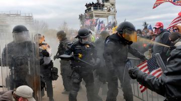 Partidarios de Trump chocaron con la policía y las fuerzas de seguridad del Capitolio el 6 de enero de 2021.
