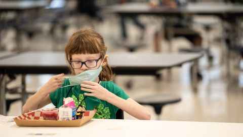 El mayor distrito escolar de Texas aprueba uso de mascarillas y desafía orden de Abbott