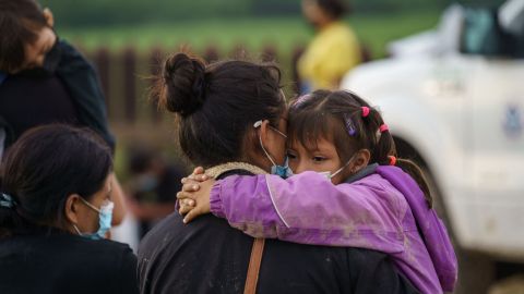 Familias migrantes se entregan a la Patrulla Fronteriza en Penitas, Texas.