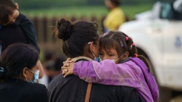 Familias migrantes se entregan a la Patrulla Fronteriza en Penitas, Texas.