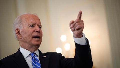 Biden pidió una normativa que exija a empleados de centros geriátricos estar vacunados.