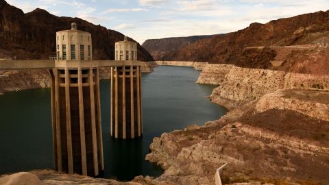 El anillo muestra el descenso en el nivel del agua en el embalse del Lago Mead.