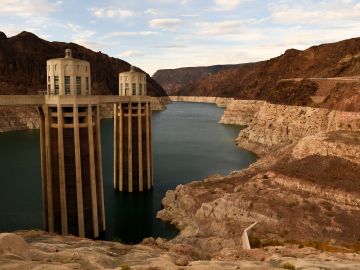 El anillo muestra el descenso en el nivel del agua en el embalse del Lago Mead.