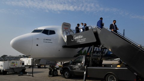 Vuelo de Alaska Airlines es evacuado: teléfono móvil Samsung Galaxy A21 se incendió a bordo