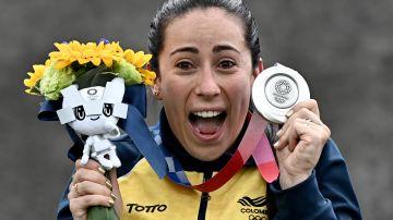 La atleta llegó a Bogotá para celebrar con sus familiares y amigos el triunfo en Tokio.