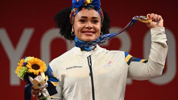 Neisi Dajomes se convirtió en la primera mujer en colgarse con una medalla olímpica para su país.
