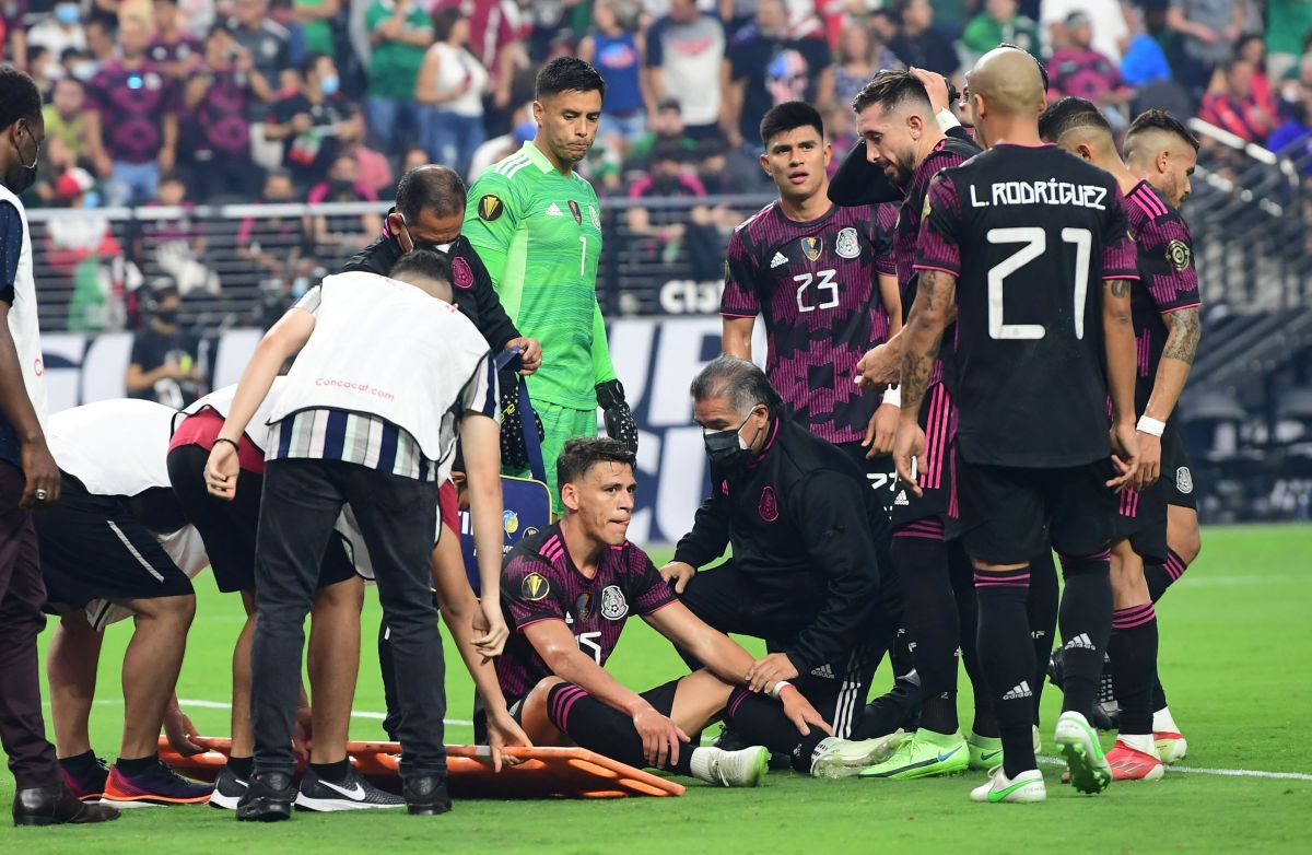 Héctor Moreno off the courts after injuring himself in the Gold Cup final