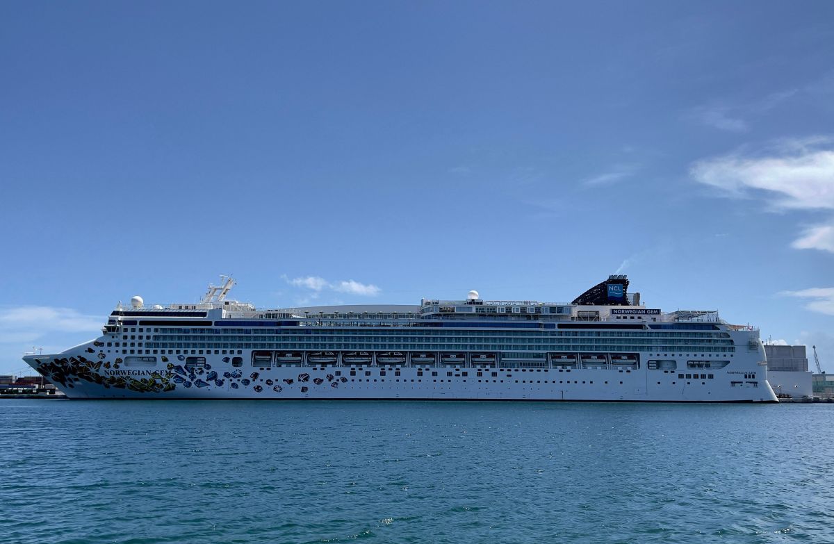 Norwegian cruise ship begins operations in the US with vaccinated crew and passengers, while legal battle continues with the Florida government over the “bovine passport”