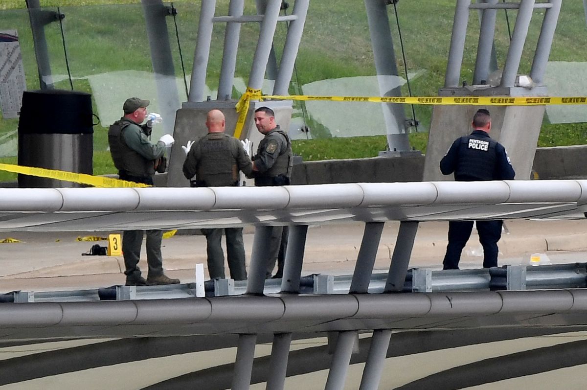 Shooting at Pentagon Leaves Police Officer Dead and Several People Injured; shooter escaped