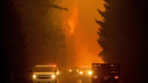 El incendio Dixie salta a través de la autopista 89 cerca de Greenville, California.