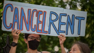 Manifestantes piden cancelación de la renta a causa de la pandemia. (Getty Images)