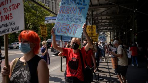 Manifestantes piden extender la prohibición de desalojos  y la cancelación de pago de renta el 11 de agosto, en Nueva York.