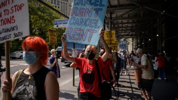 Manifestantes piden extender la prohibición de desalojos  y la cancelación de pago de renta el 11 de agosto, en Nueva York.