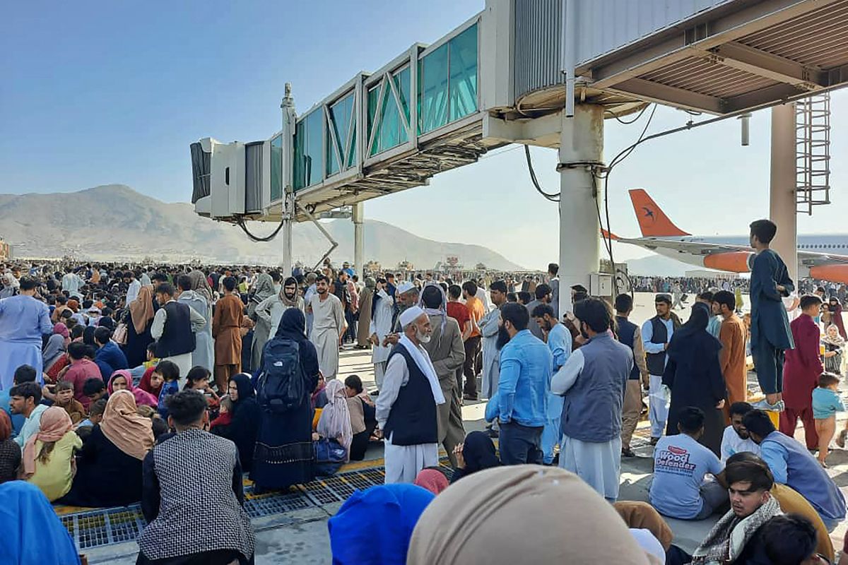 Imágenes del aeropuerto de Kabul muestran el caos de una multitud de personas intentando escapar del país-GettyImages-1234707431.jpeg