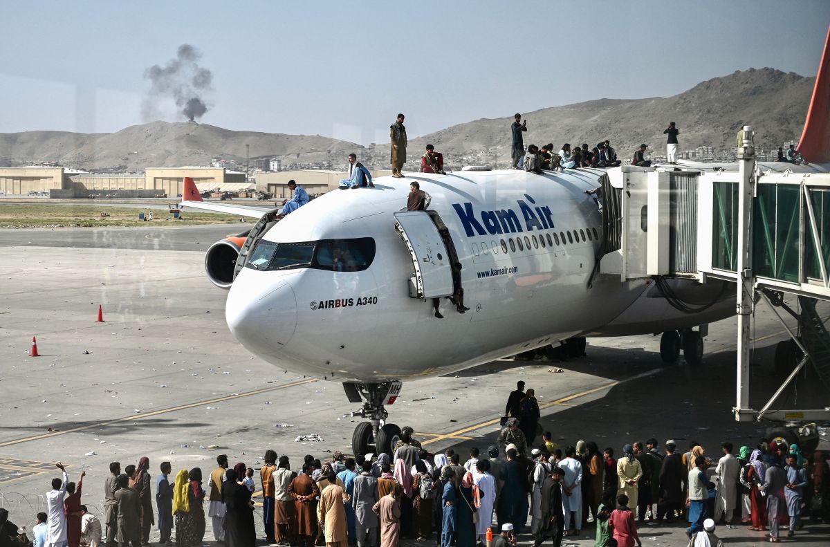 Afghanistan: Maxar Technologies satellite images reveal chaos at Kabul airport